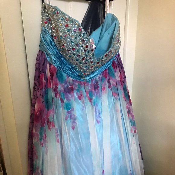 PROM DRESS - Picture 2 of 8